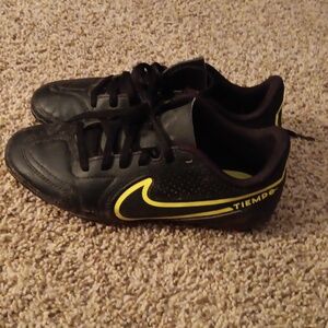 Boys nike cleats black soccer tiempo 3